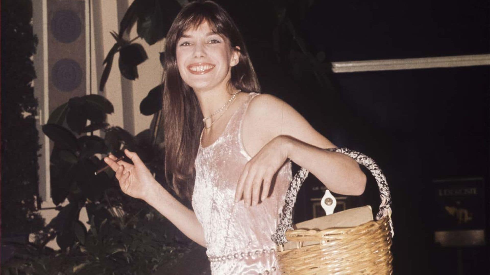 El vestido de terciopelo que llevó Jane Birkin en los años 70 vuelve a ser tendencia