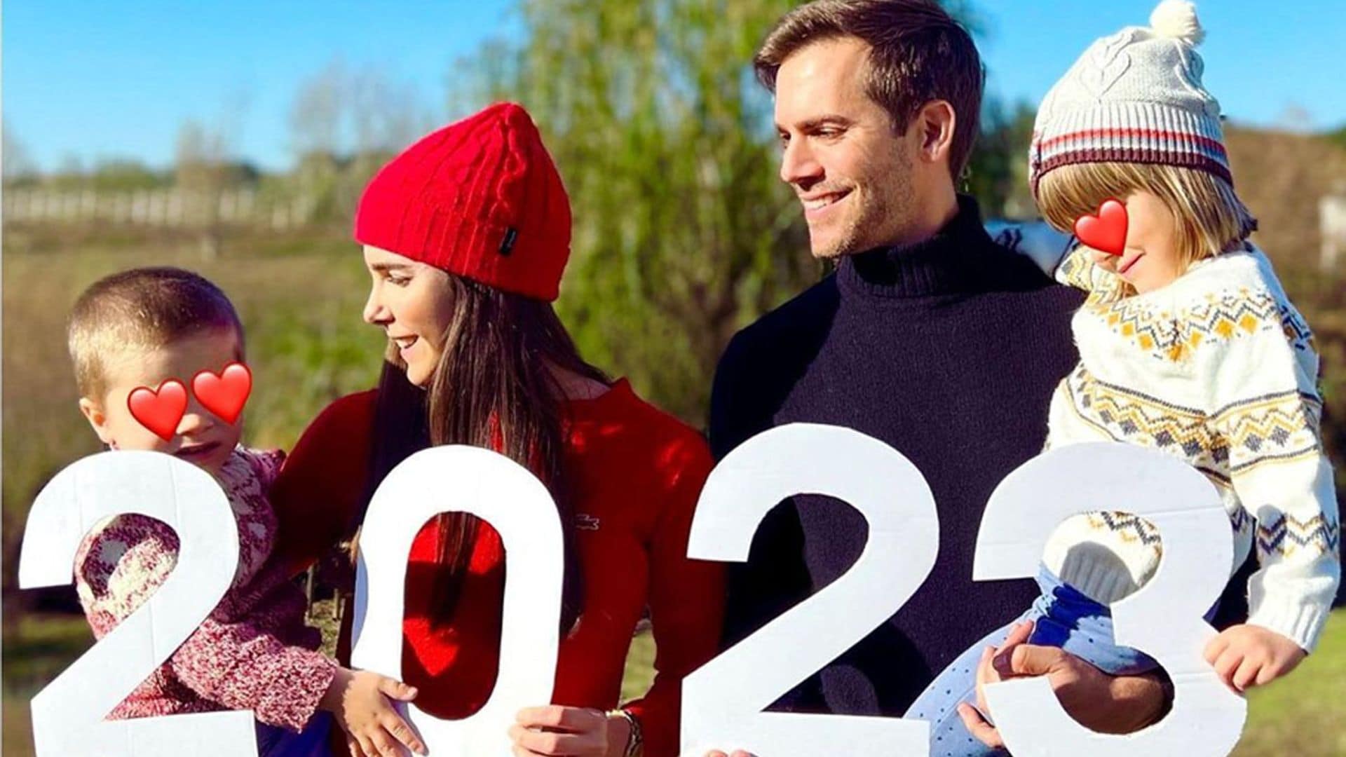 Natalia Sánchez y Marc Clotet felicitan el año con la misma imagen desde 2019, pero con una notable diferencia... ¿cuál es?