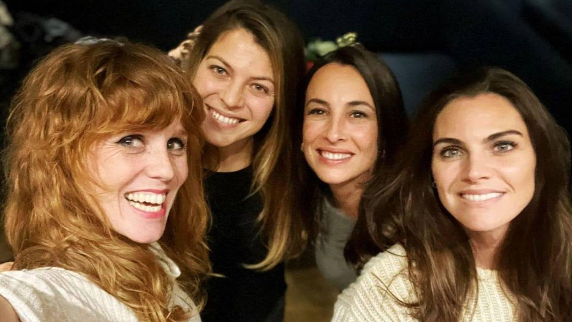 ¿Las ves muy cambiadas? Amaia Salamanca se reúne con sus amigas de 'Sin tetas no hay paraíso'