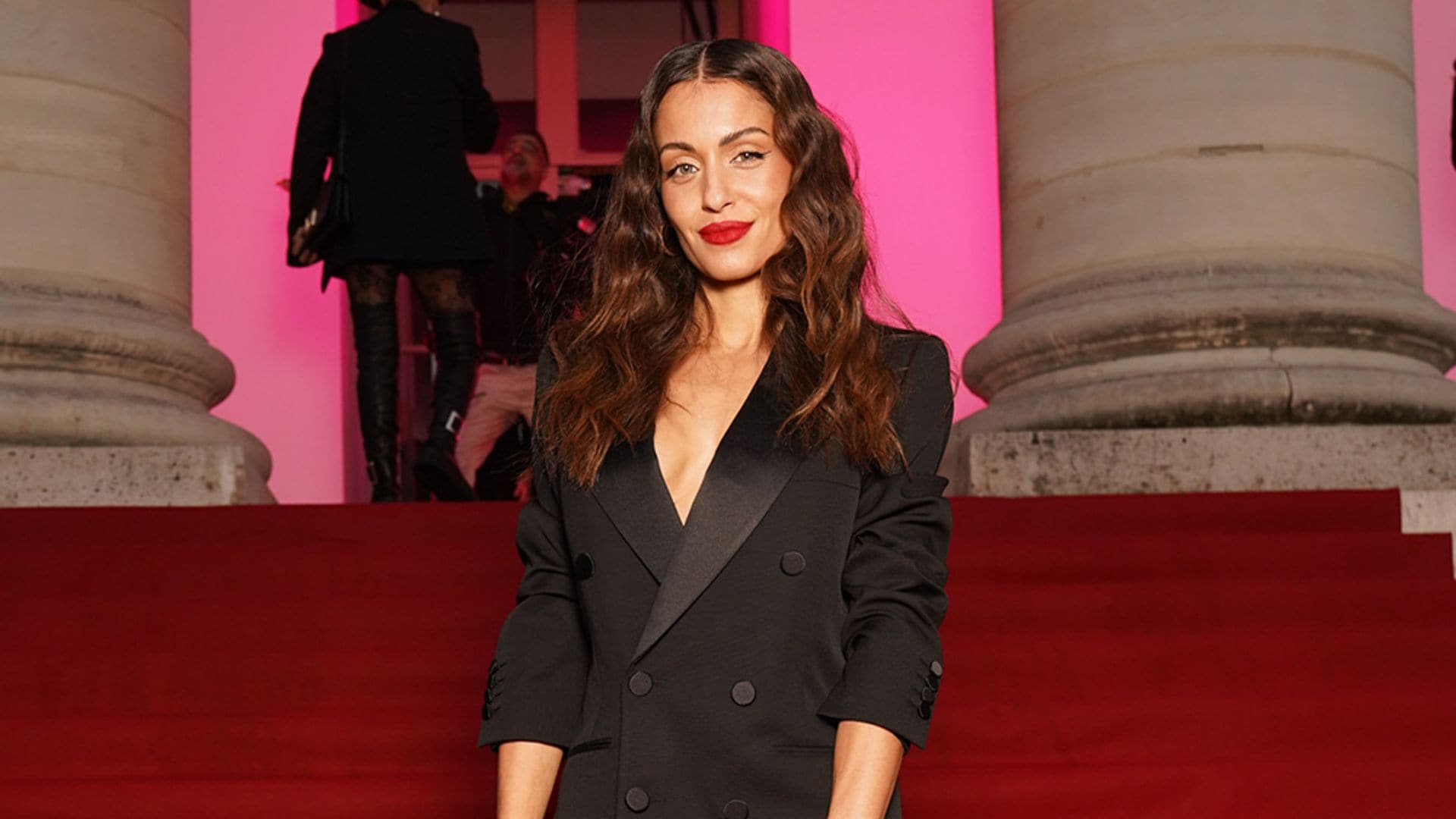 Hiba Abouk reinventa la elegancia del negro en sus últimos conjuntos de invitada en París