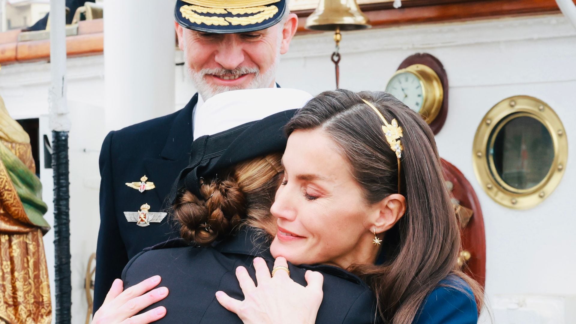 Las imágenes no vistas de los Reyes con la princesa de Asturias en el buque escuela