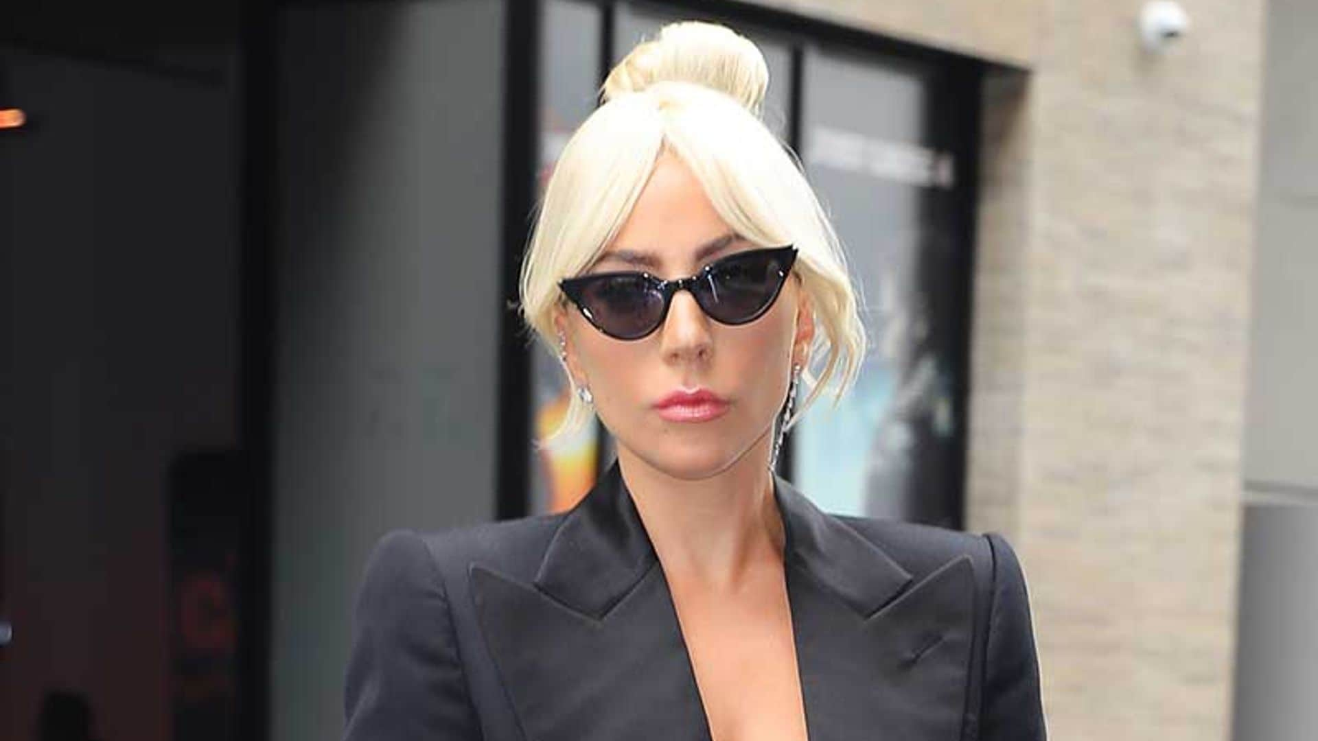 Lady Gaga reparte pizza y bebida entre los damnificados por los incendios de California