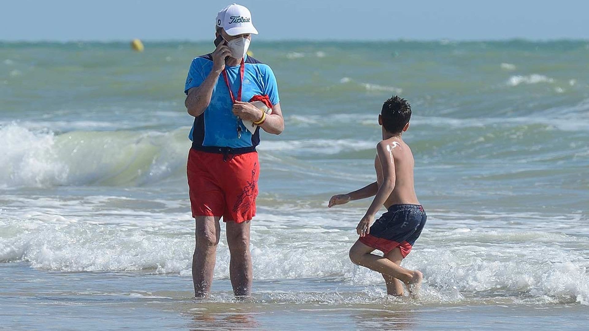 El divertido día de playa de Ortega Cano y su hijo antes de la vuelta a casa de Ana María Aldón