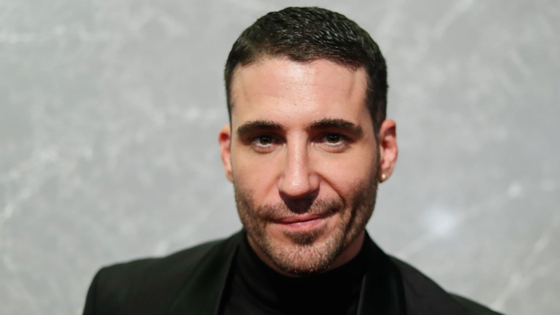 Miguel Ángel Silvestre interpretará a un sacerdote en la serie 'Los enviados'