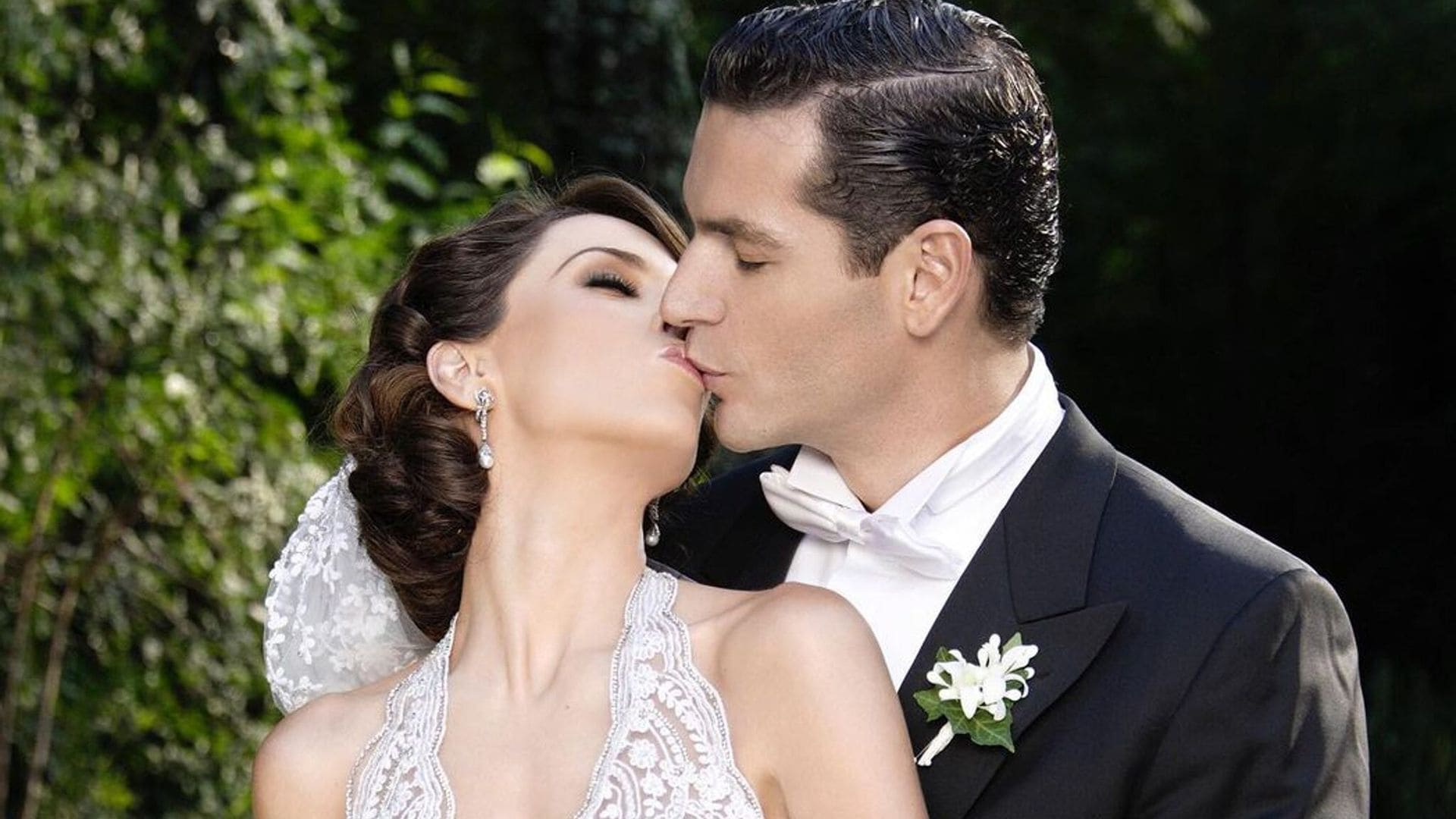 Jacky Bracamontes celebra 10 años de amor con Martín Fuentes