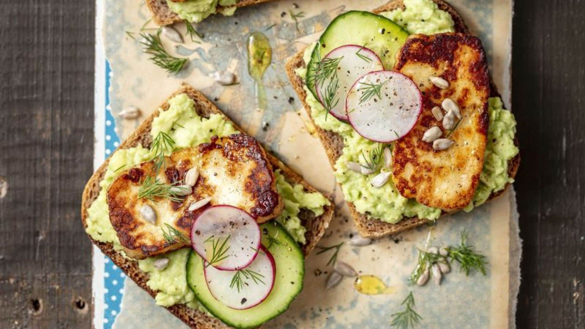 Tostadas con aguacate y 'halloumi' asado