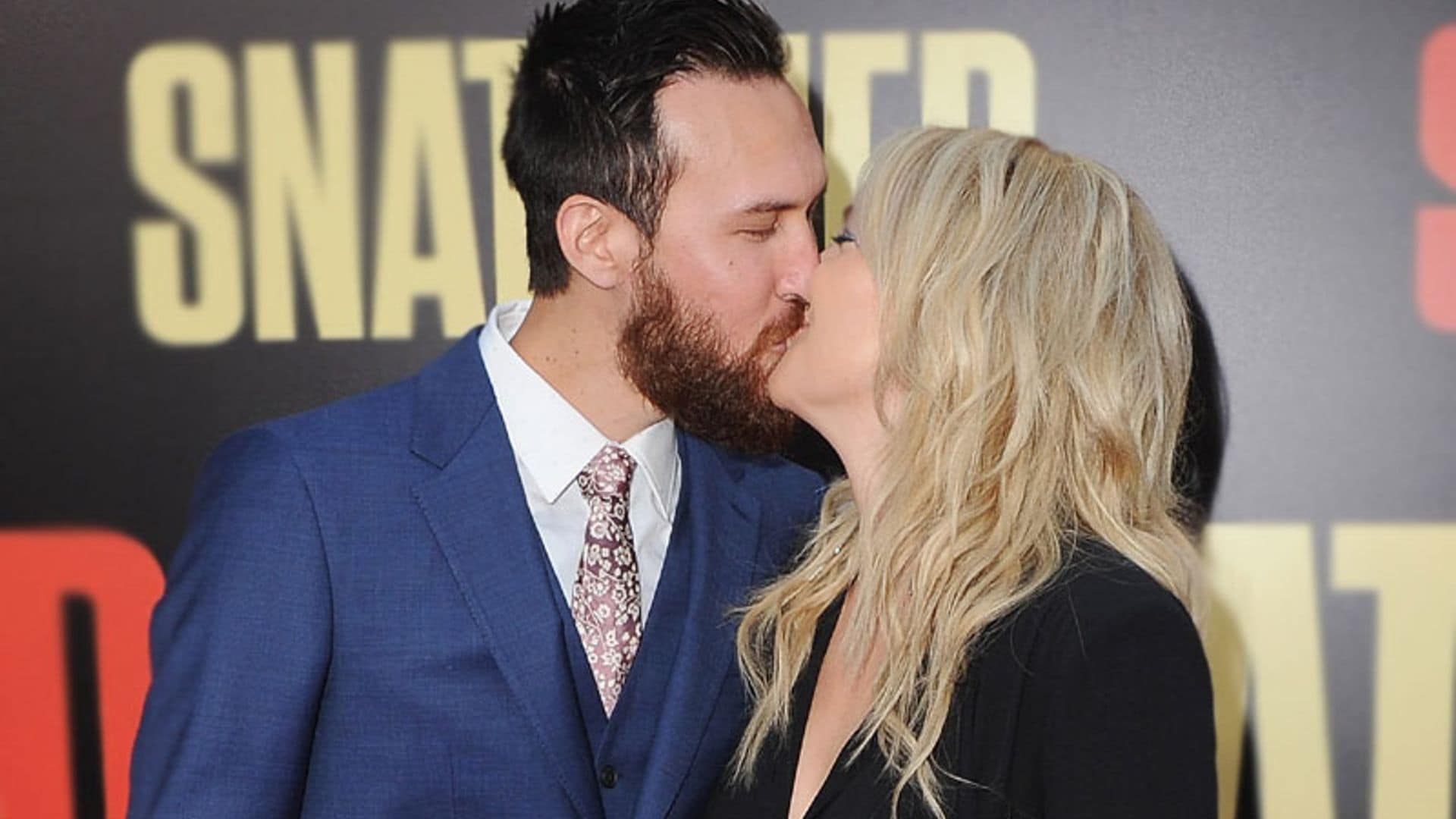 ¡Así se hace oficial un romance! Kate Hudson se come a besos a su novio en la alfombra roja