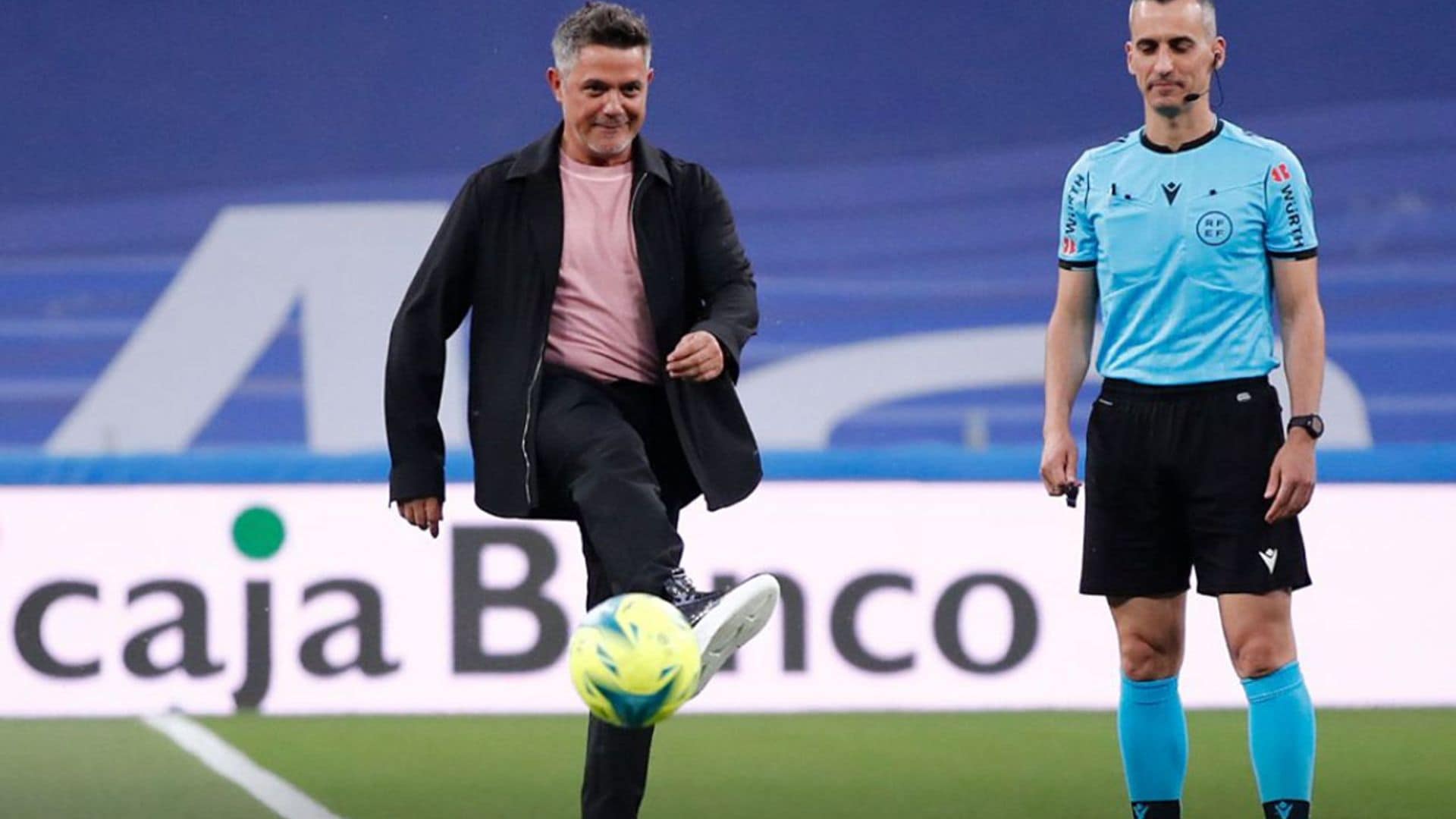 La emoción de Alejandro Sanz al hacer el saque de honor en el Bernabeu ante una orgullosa Rachel Valdés