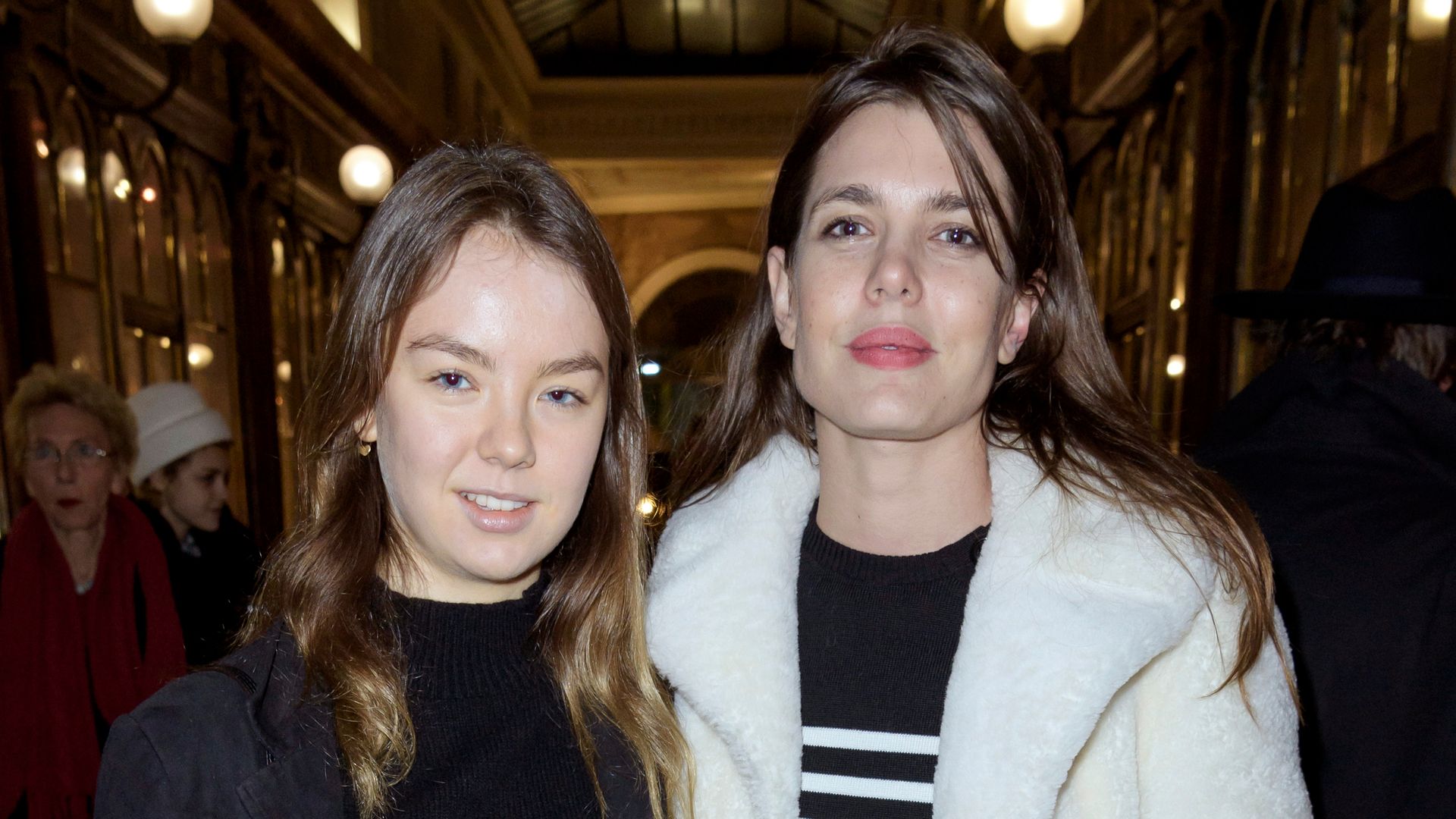 El premio que ha recibido Carlota Casiraghi de manos de su hermana y arropada por su familia