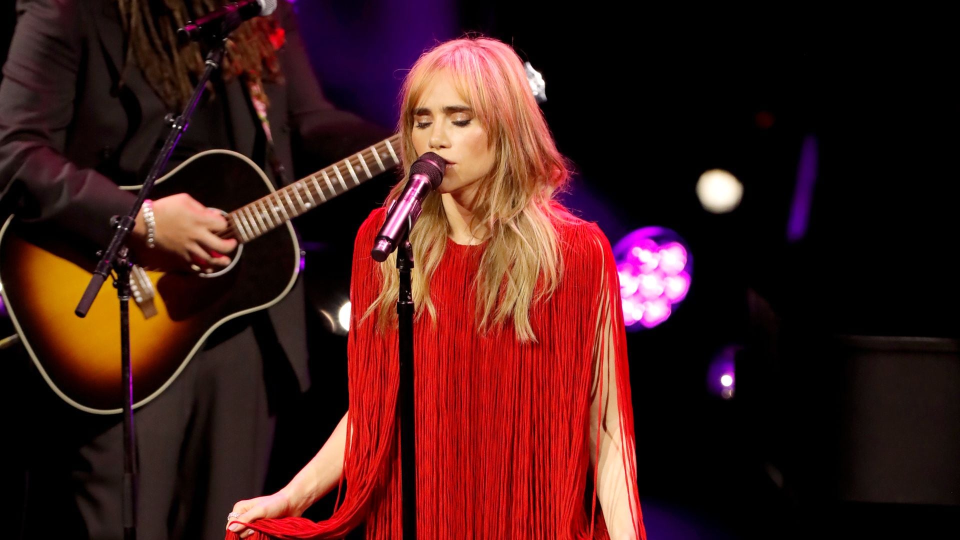 ¿Vestir de rojo en clave ‘boho chic’? Suki Waterhouse revela las claves con un doble look de gala en Nueva York