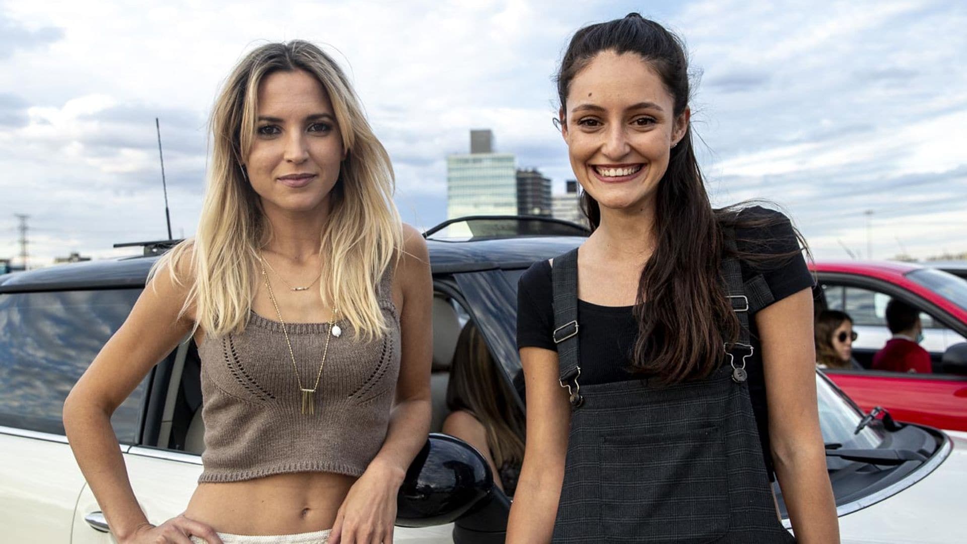 Ana Fernández y Andrea Molina corean a Marlon en el primer concierto en un autocine tras el confinamiento