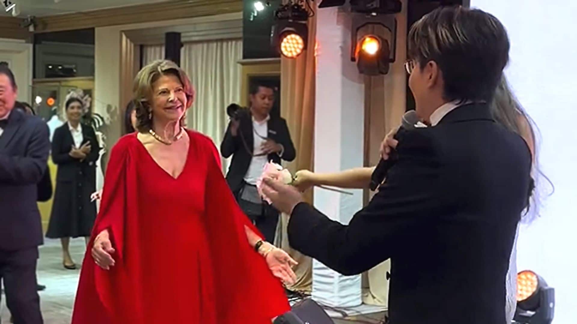 El momentazo de Silvia de Suecia bailando en Tailandia a ritmo de ABBA, ¡la auténtica 'Dancing Queen'!