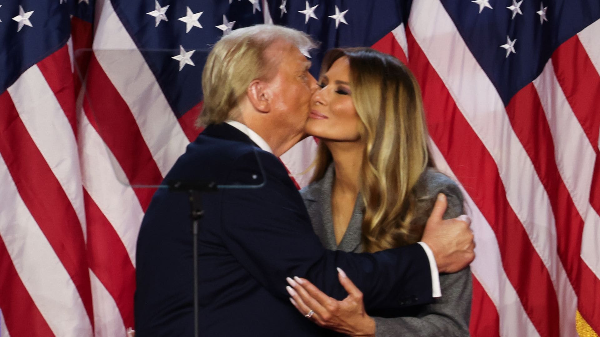 El beso de la victoria: Melania Trump acompaña a Donald Trump en su discurso tras ganar la elección