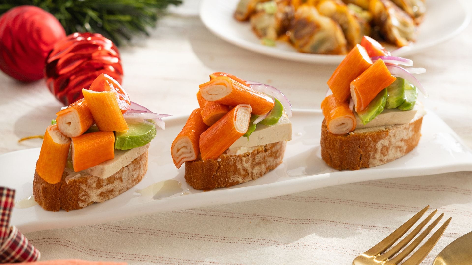 Aperitivo de barritas de surimi con aguacate y tofu