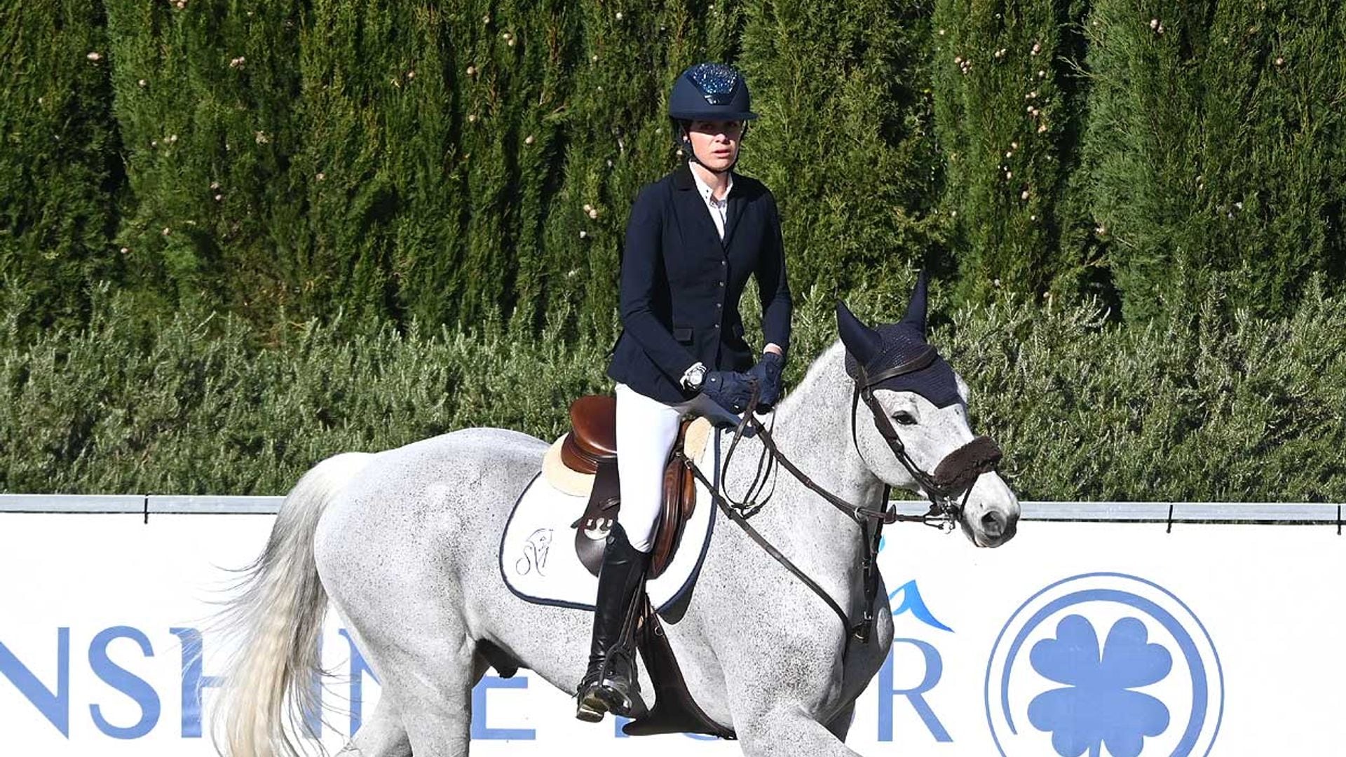 Sira Martínez, hija de Luis Enrique, avanza con paso firme en la hípica mientras el futuro de su chico está en el aire