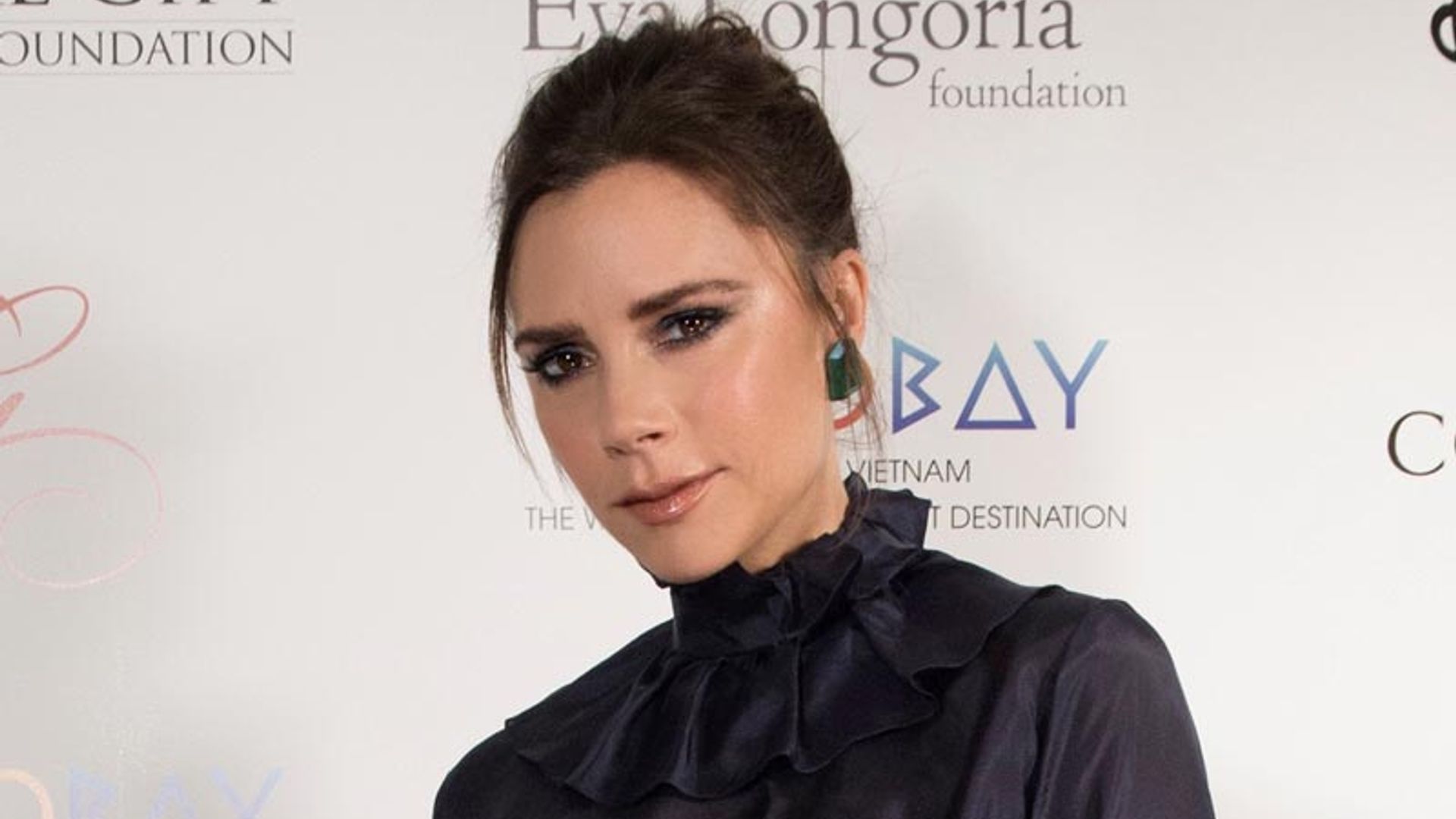 ¡Su imagen más divertida! Victoria Beckham celebra Acción de Gracias vestida de pavo