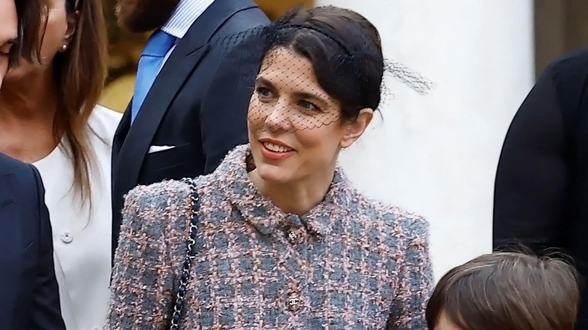 Carlota Casiraghi, la mejor inspiración para invitadas de invierno con su elegante vestido 'tweed'