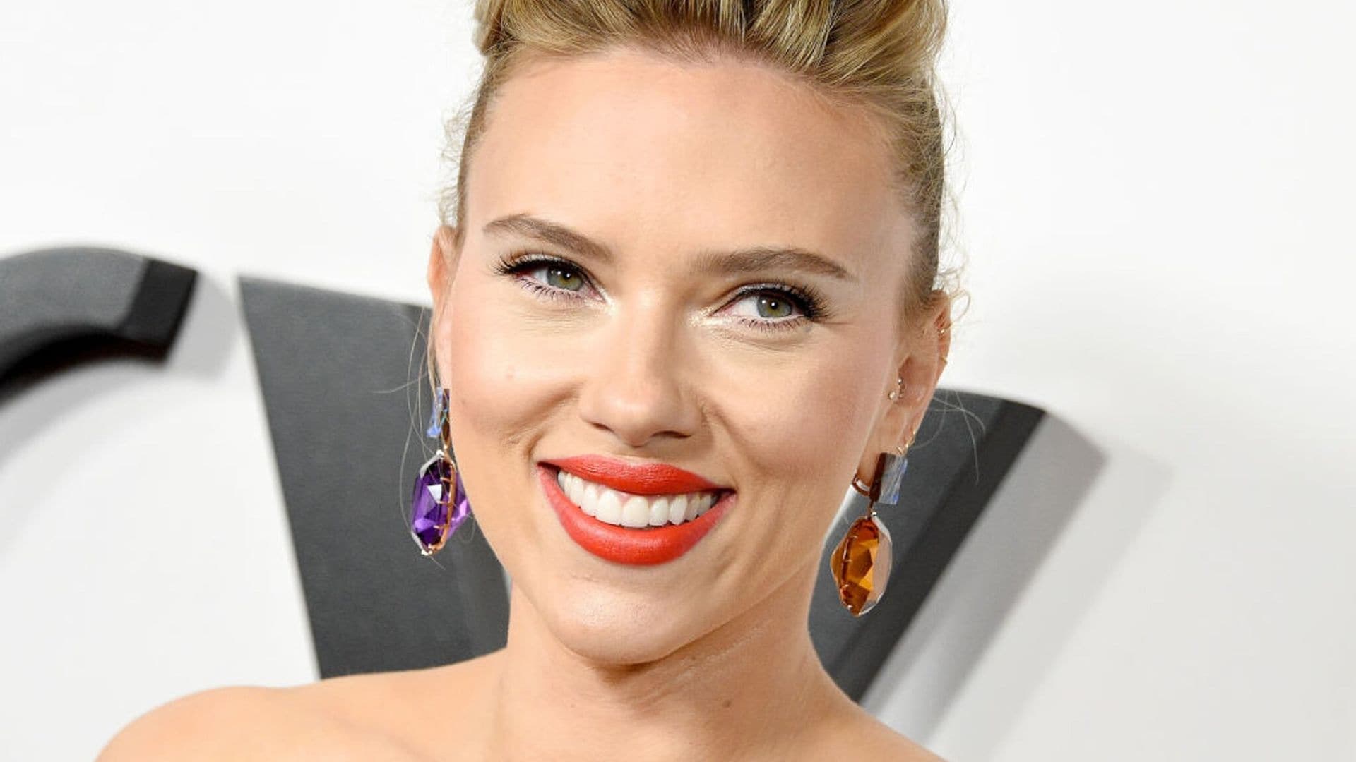 El color es protagonista del ‘beauty look’ de Scarlett Johansson