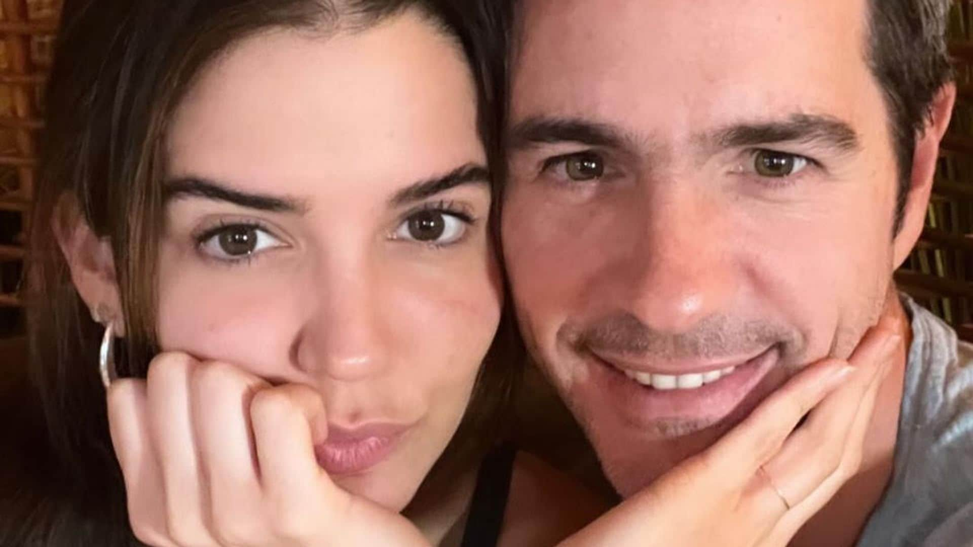 La novia de Mauricio Ochmann posa enamorada junto al actor