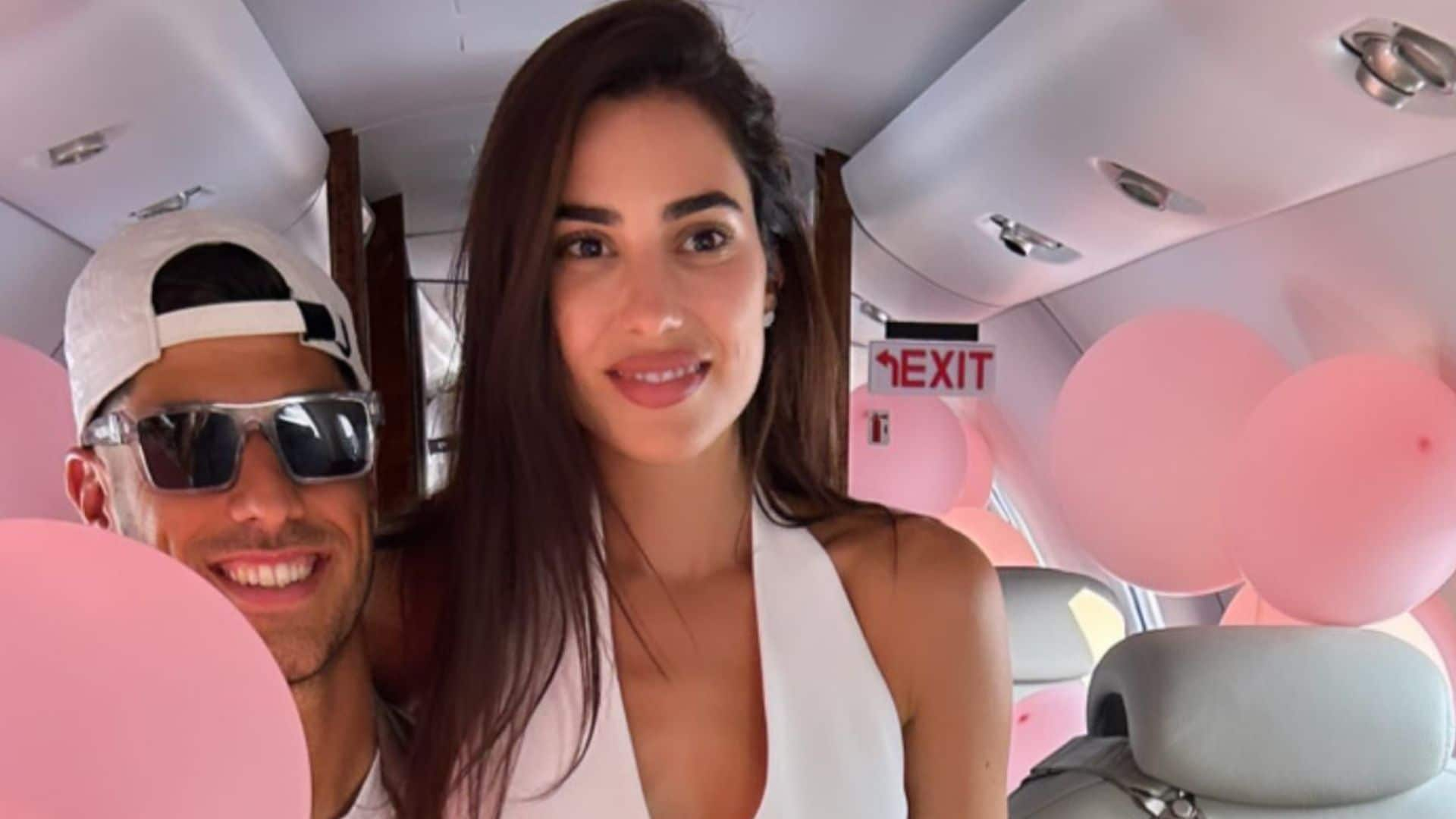 ¡En jet privado y rodeados de rosas! Sandra Garal y Marco Asensio aterrizan en Palma de Mallorca antes de su boda