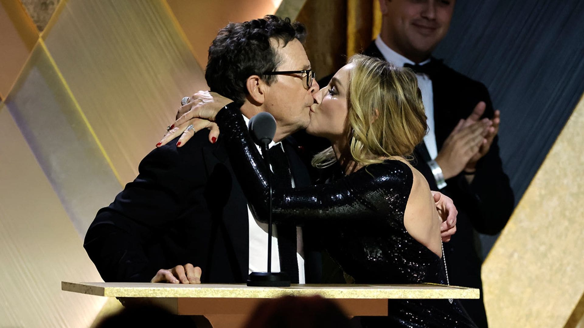 Michael J. Fox, arropado por su familia, emociona y divierte al recibir el Oscar honorífico