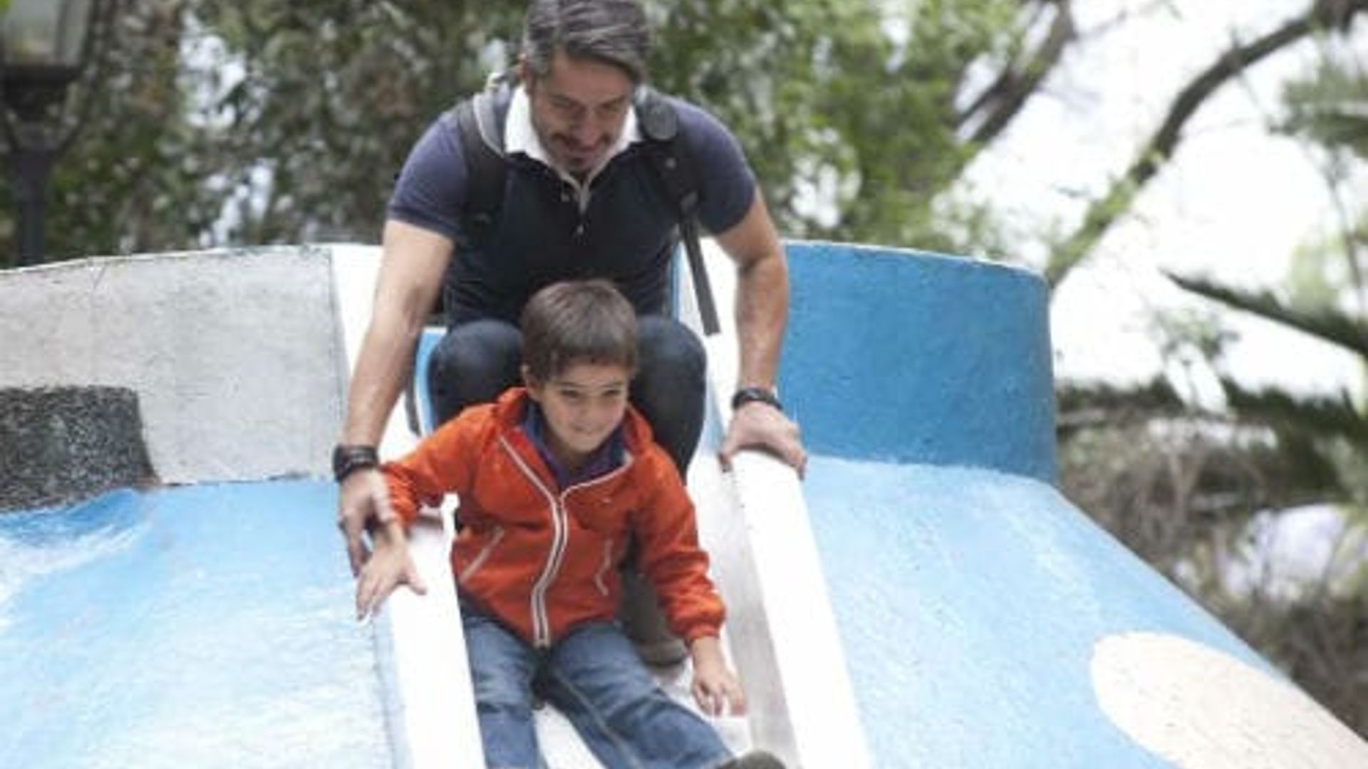 Moisés Arizmendi, de la TV al parque en una divertida jornada de juegos con su hijo Lucio