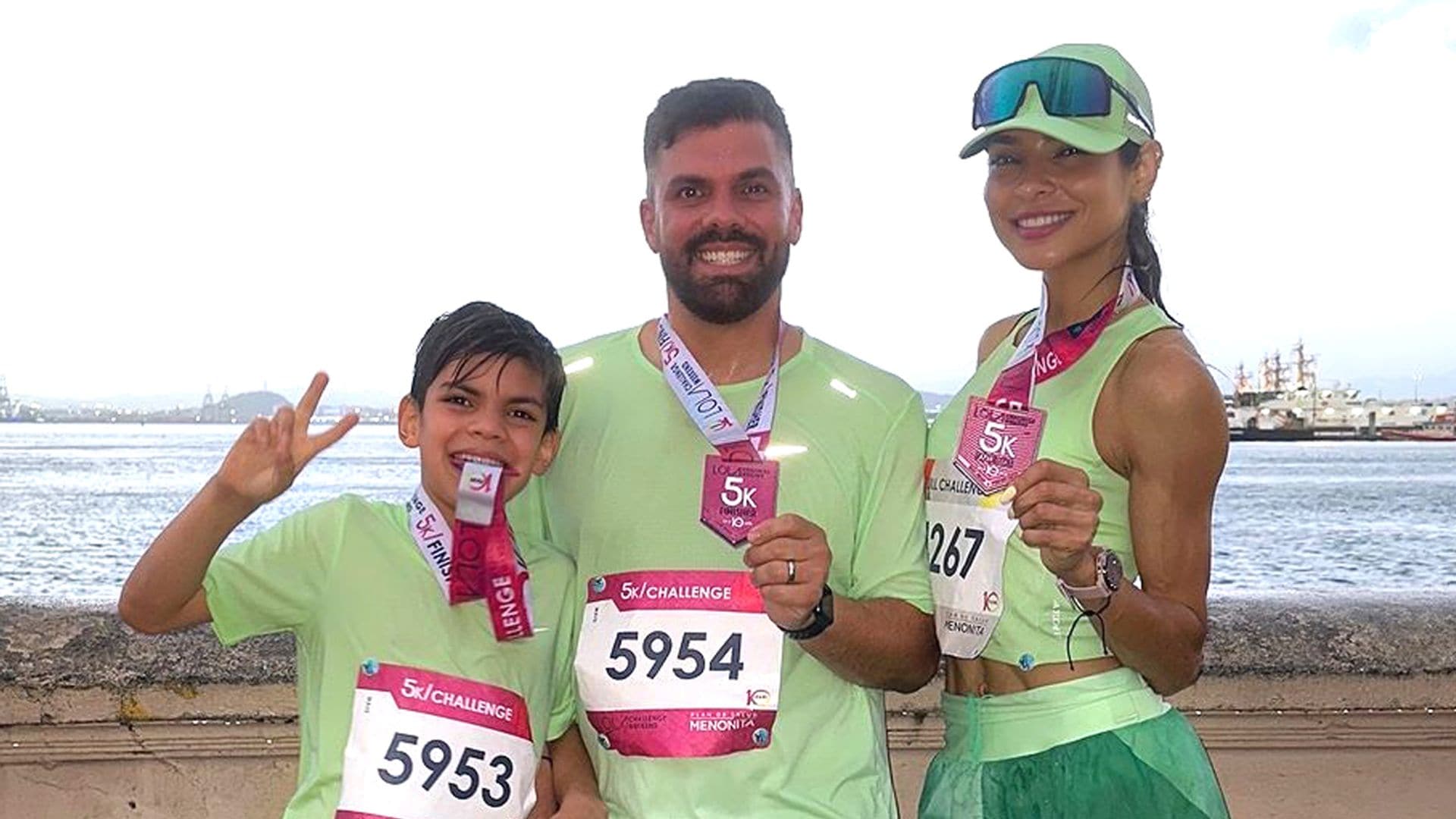 Alejandra Espinoza llega a la meta de su primera carrera junto a su esposo e hijo