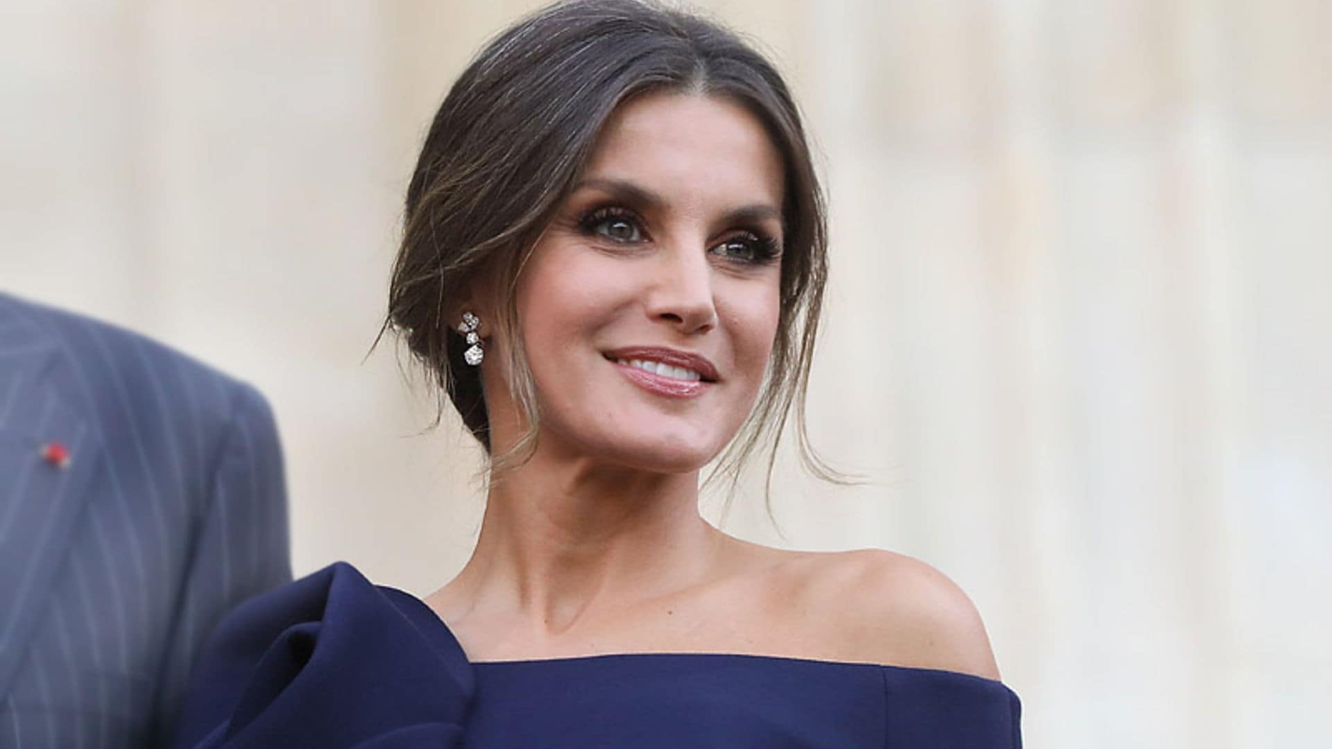 Doña Letizia escucha a la crítica y se acerca a Hollywood con sus últimos looks