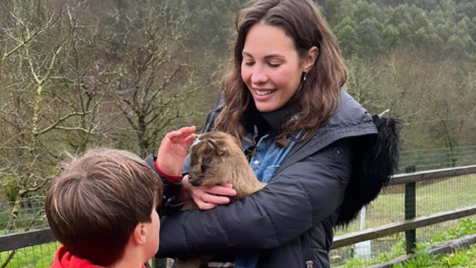 No te pierdas el divertido plan en familia de Jessica Bueno rodeados de aves rapaces y caballos