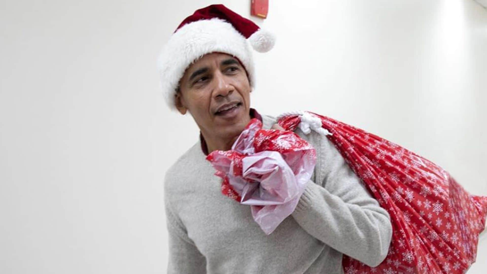 ¡Regalos para todos! Barack Obama se convierte en Papá Noel para sorprender a los niños de un hospital