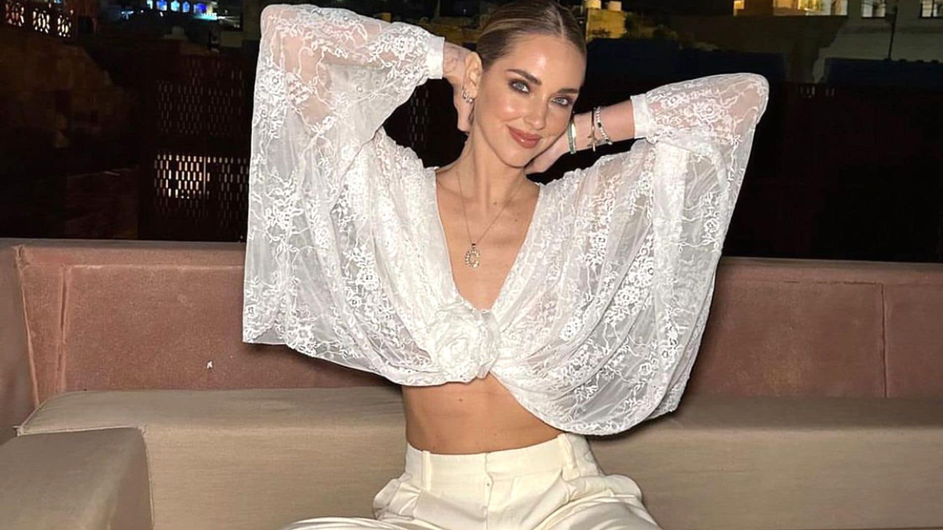 Chiara Ferragni estrena en la India el pantalón sastre de Zara más luminoso y sofisticado