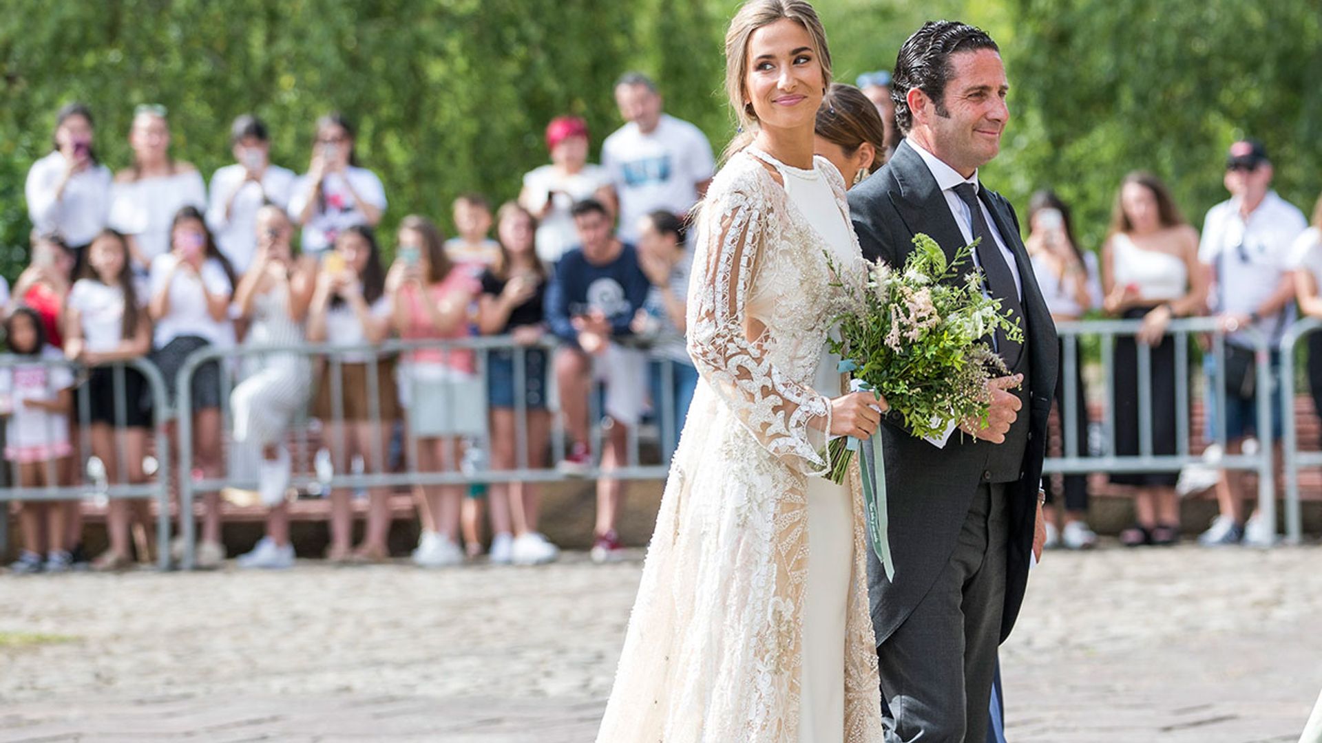 El detalle que ha unido, 4 años después, los looks de novia de María Pombo y Eva González