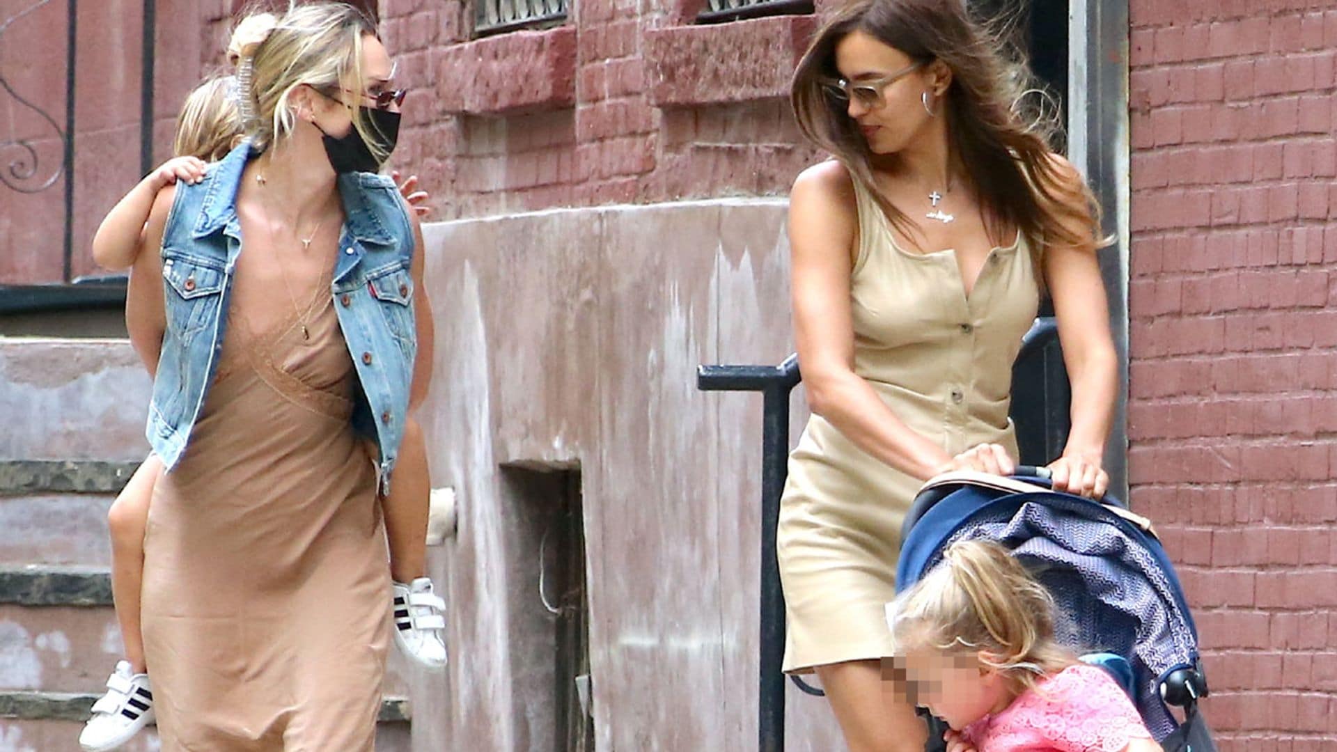 Irina y Candice, dos mamás muy coordinadas con diseños 'nude' y botas