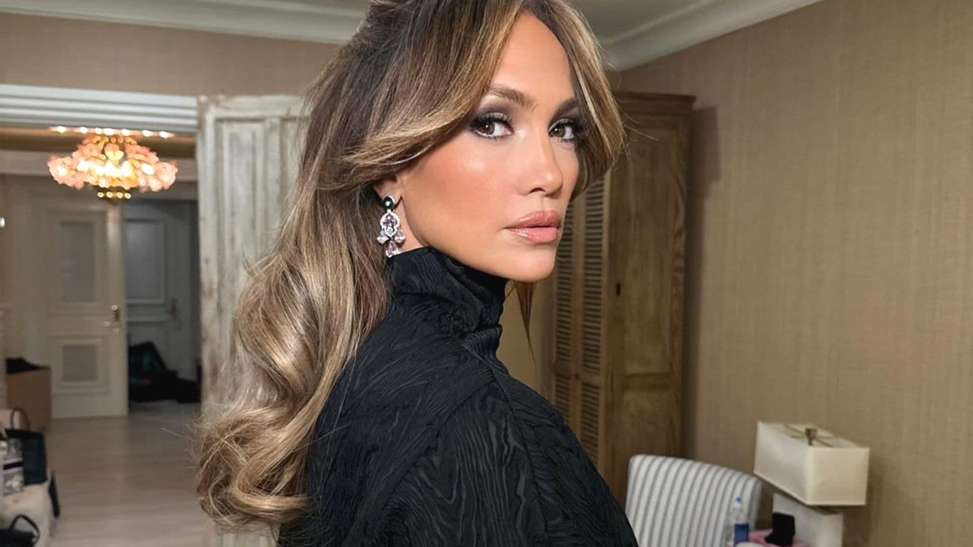 Jennifer Lopez se disfraza de 'Barbie Latina' y el resultado es su look más sofisticado hasta la fecha