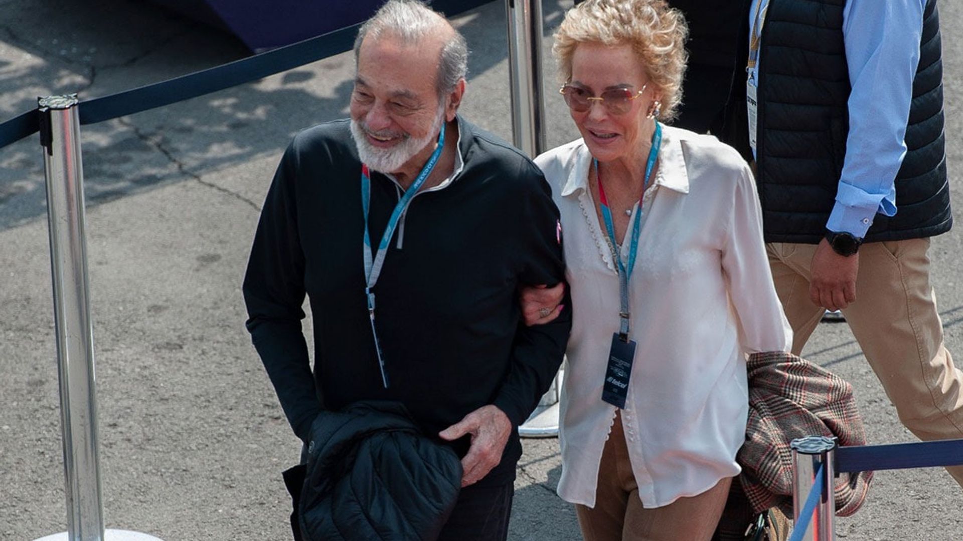 Enamorado, Carlos Slim aparece en el Gran Premio de México con Mercedes Sánchez Navarro