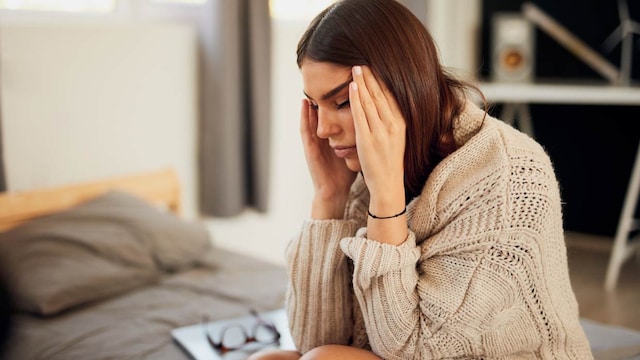 mujer dolor cabeza