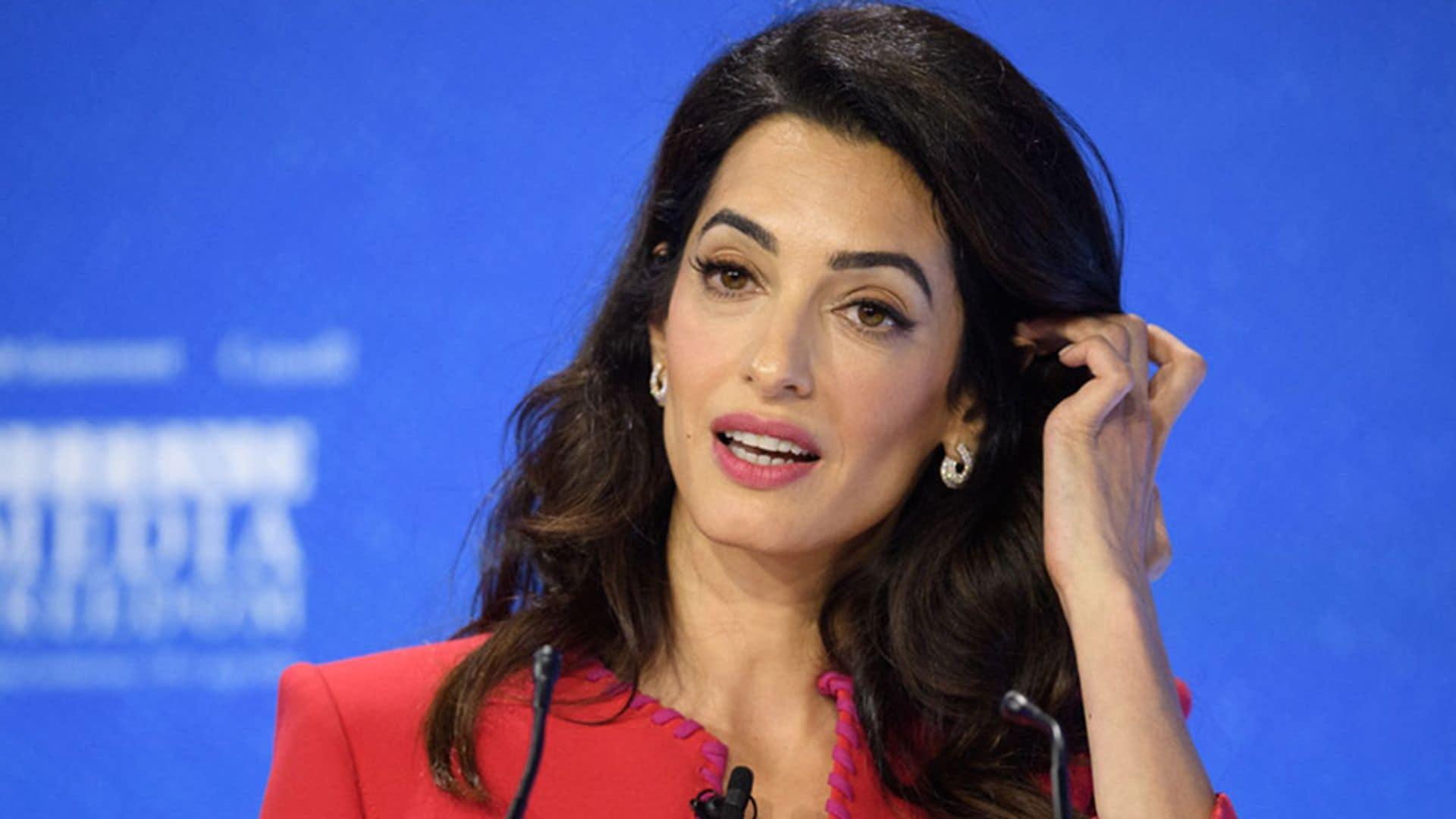 Amal Clooney nos muestra cómo usar dos trajes impactantes