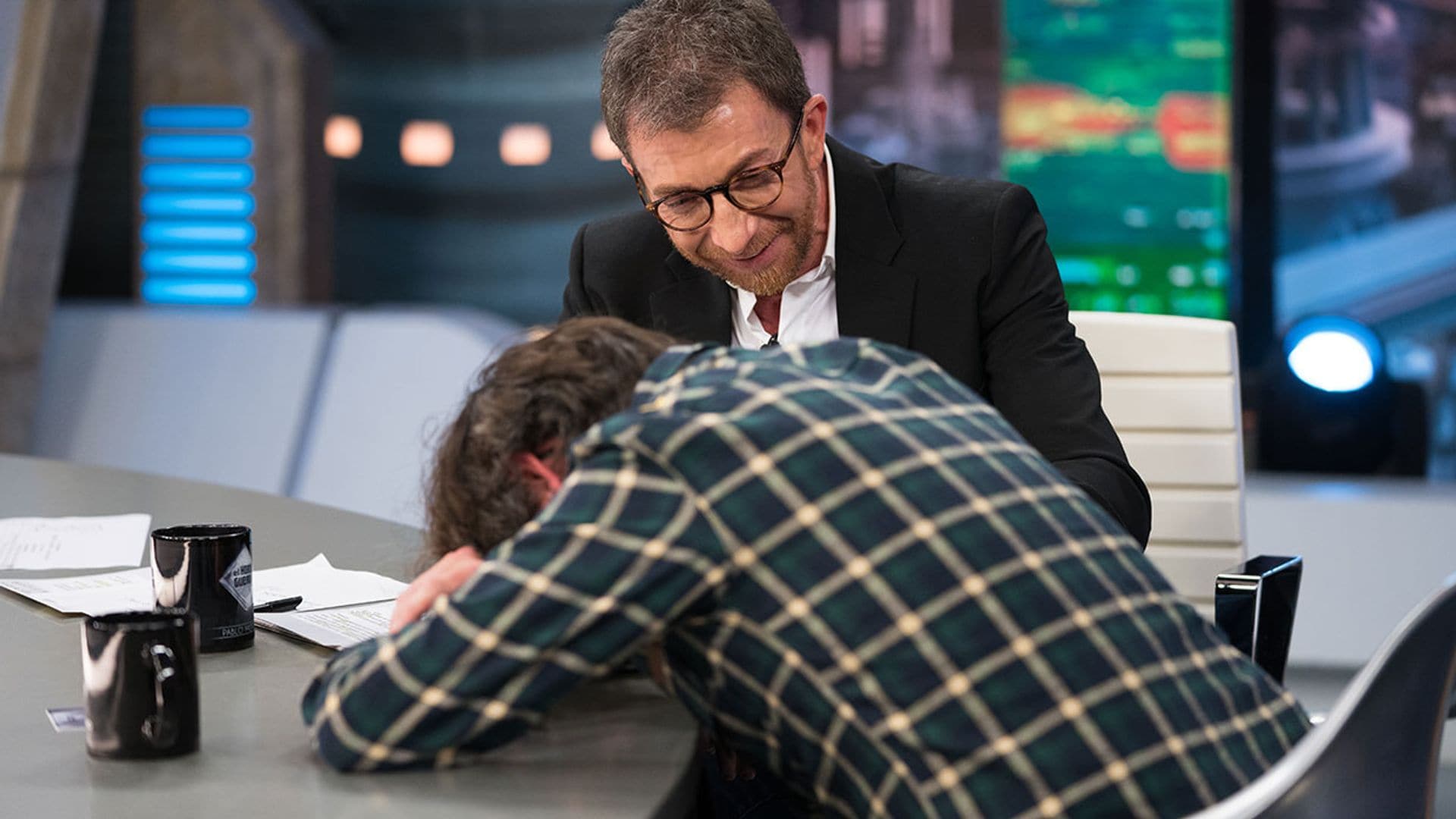 ¡Menudo susto! El periodista Jordi Évole sufre un ataque de cataplexia en directo