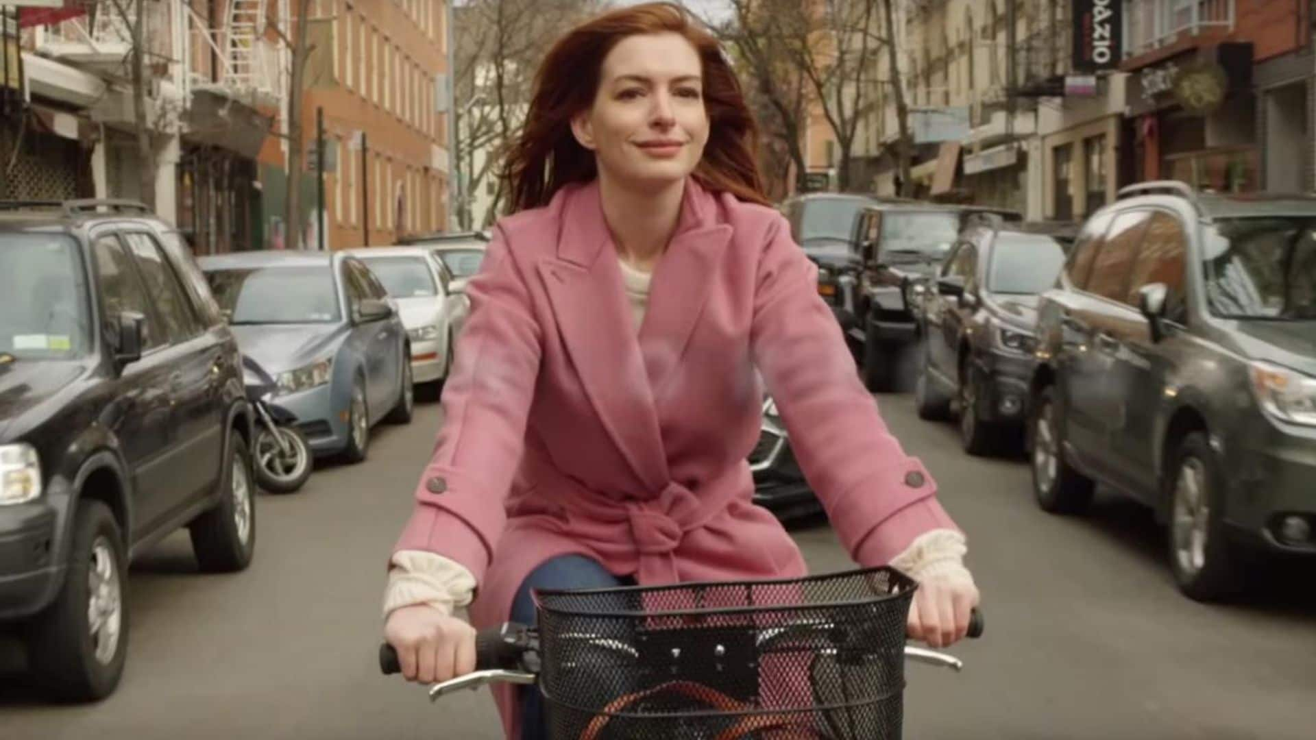 Anne Hathaway, estrella en la serie romántica de la temporada