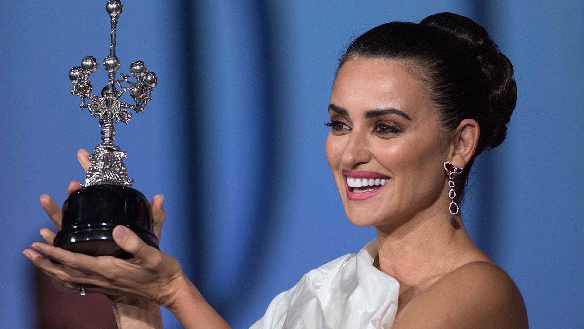 Penélope Cruz dedica su premio Donostia a sus 'mayores sueños': sus hijos y Javier Bardem