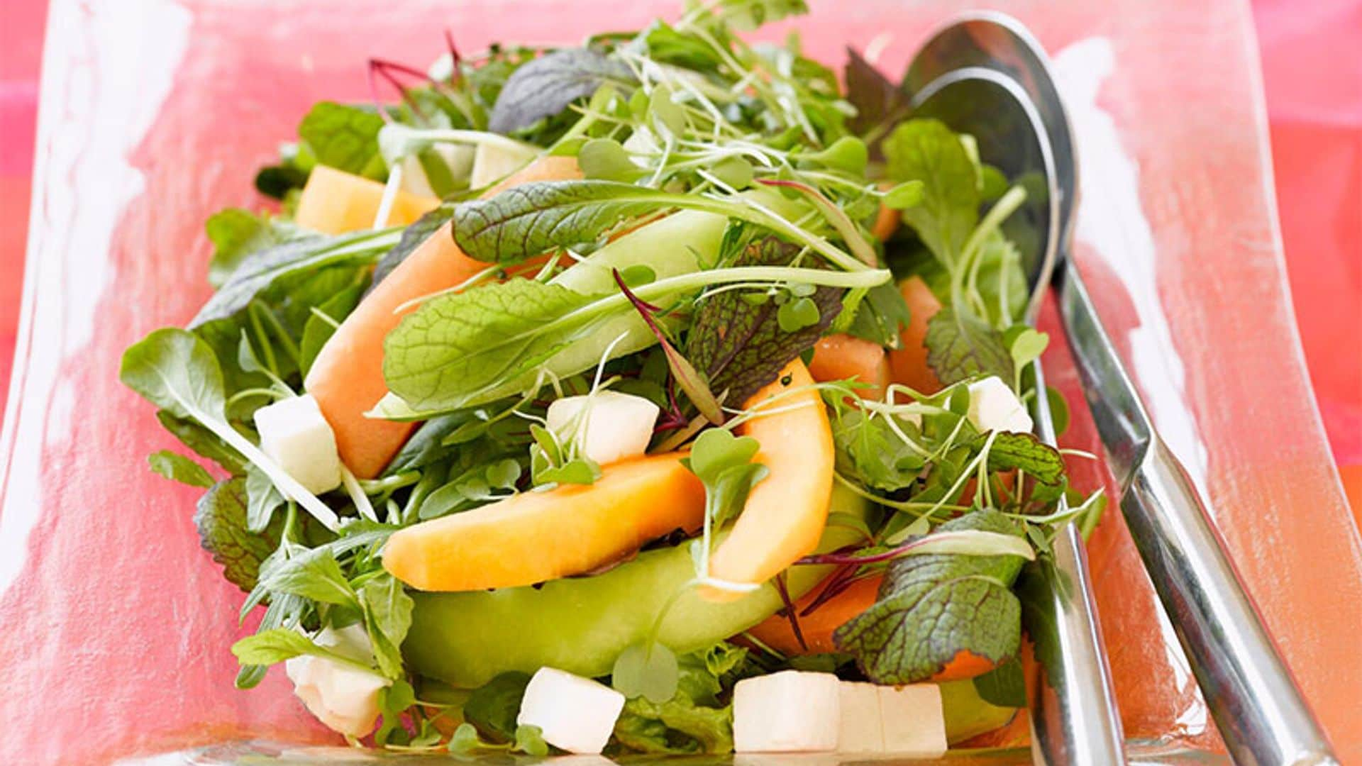 Ensalada verde con melón, feta y salsa pesto