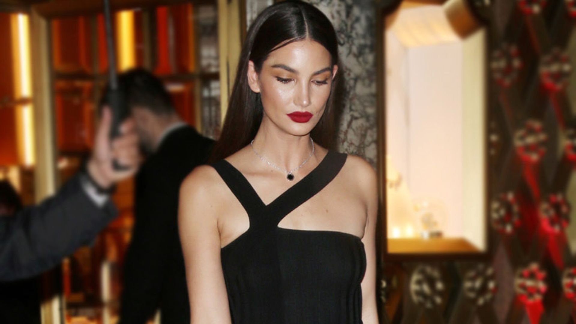 ¿Clásico o tendencia? Lily Aldridge lleva en menos de 24 horas los dos looks perfectos para Navidad