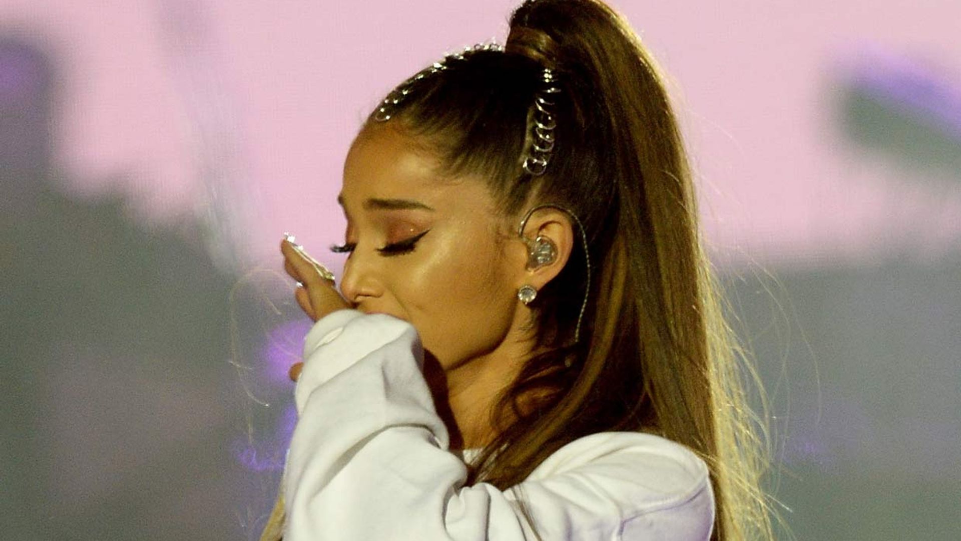 Ariana Grande rompe a llorar en un concierto al recordar a su ex, Mac Miller