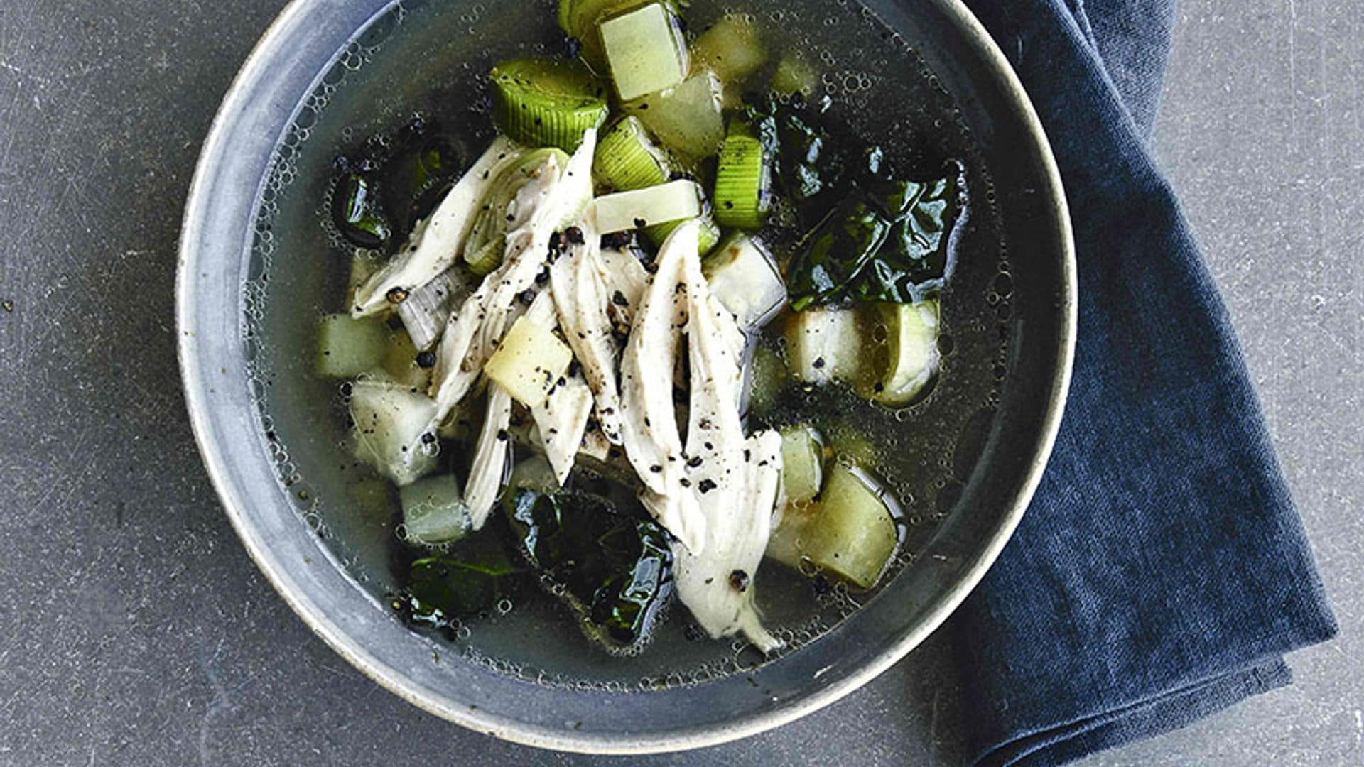 Sopa de invierno con pollo y 'kale'