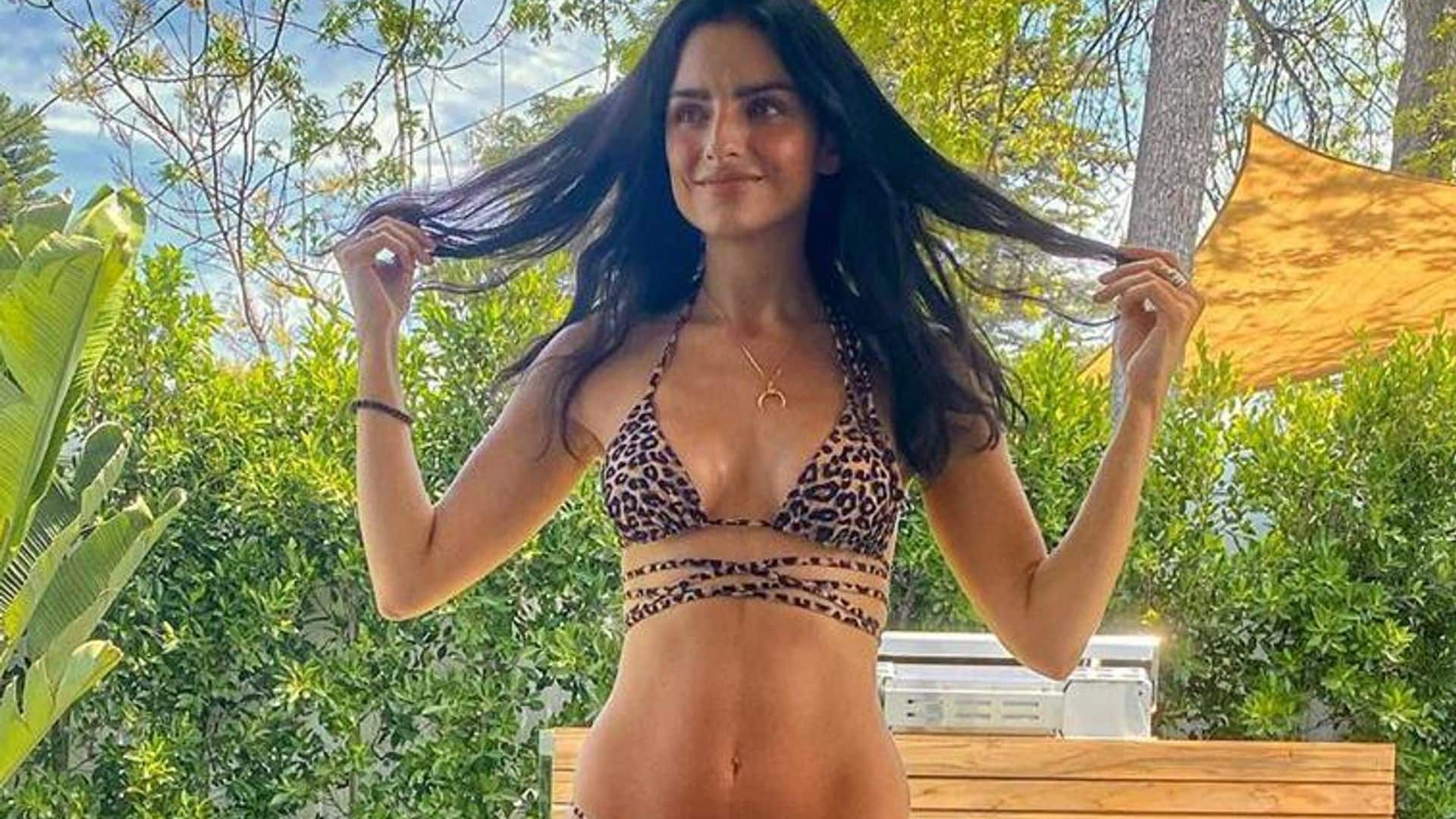 Aislinn Derbez paraliza las redes con su diminuto bikini de leopardo