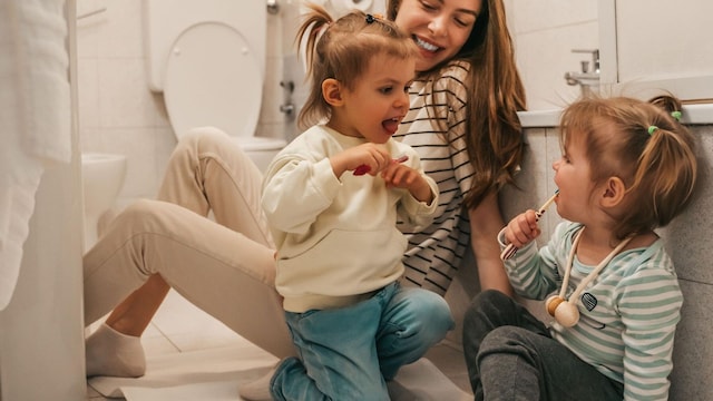 ni as lav ndose los dientes con su madre en el ba o 