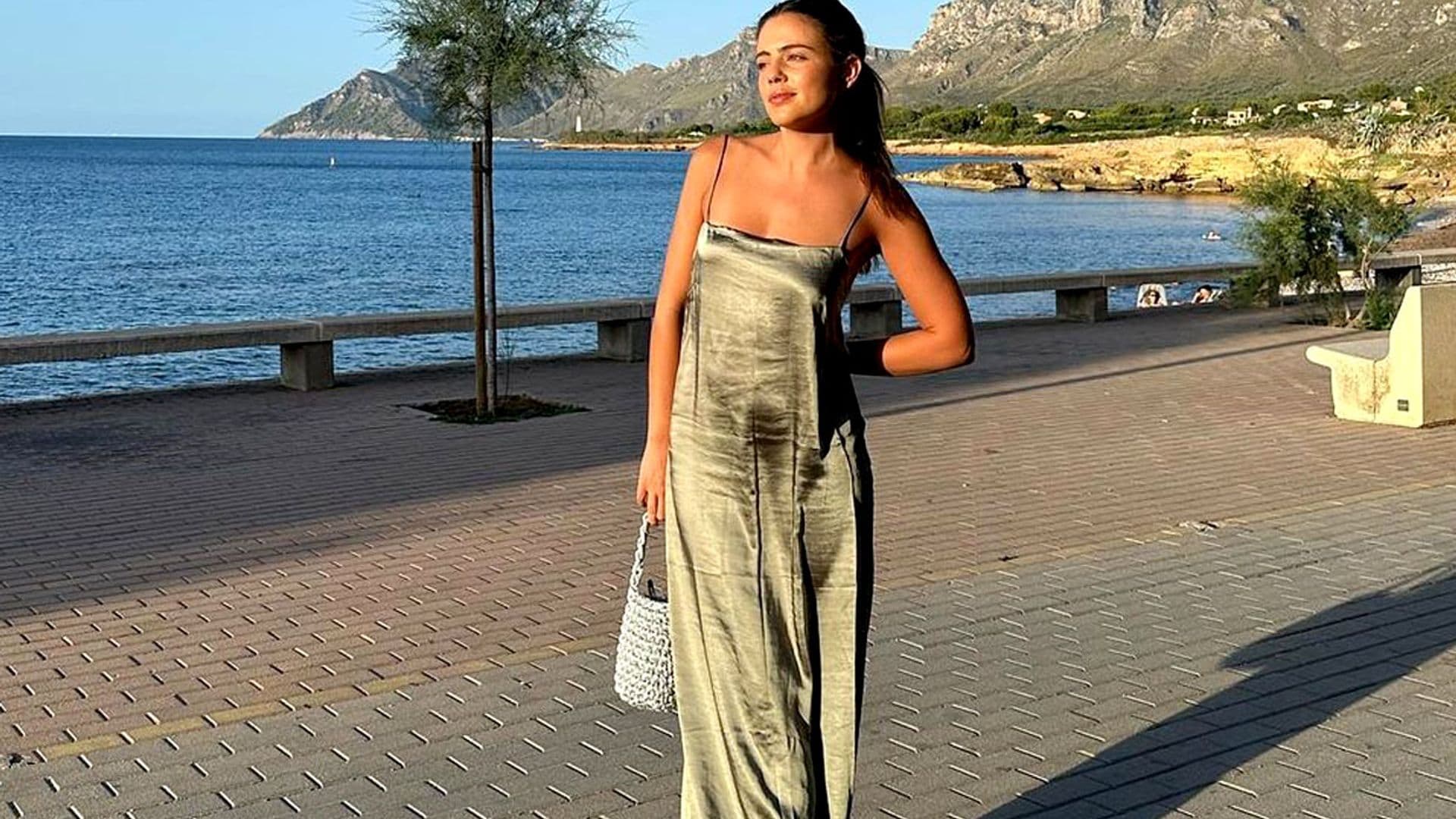 Los looks de Isa Hernáez en Mallorca: bikinis de tendencia y un vestido diseñado por ella