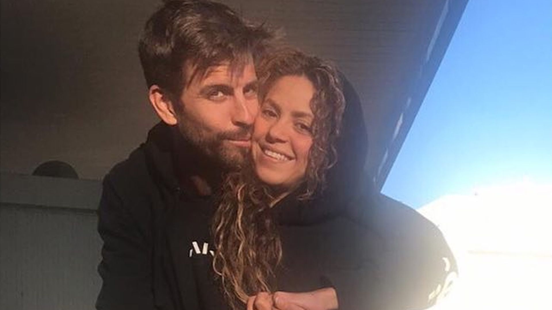 ¡Con mimos incluidos! Shakira y Piqué, la viva imagen de la felicidad mientras lavan el coche