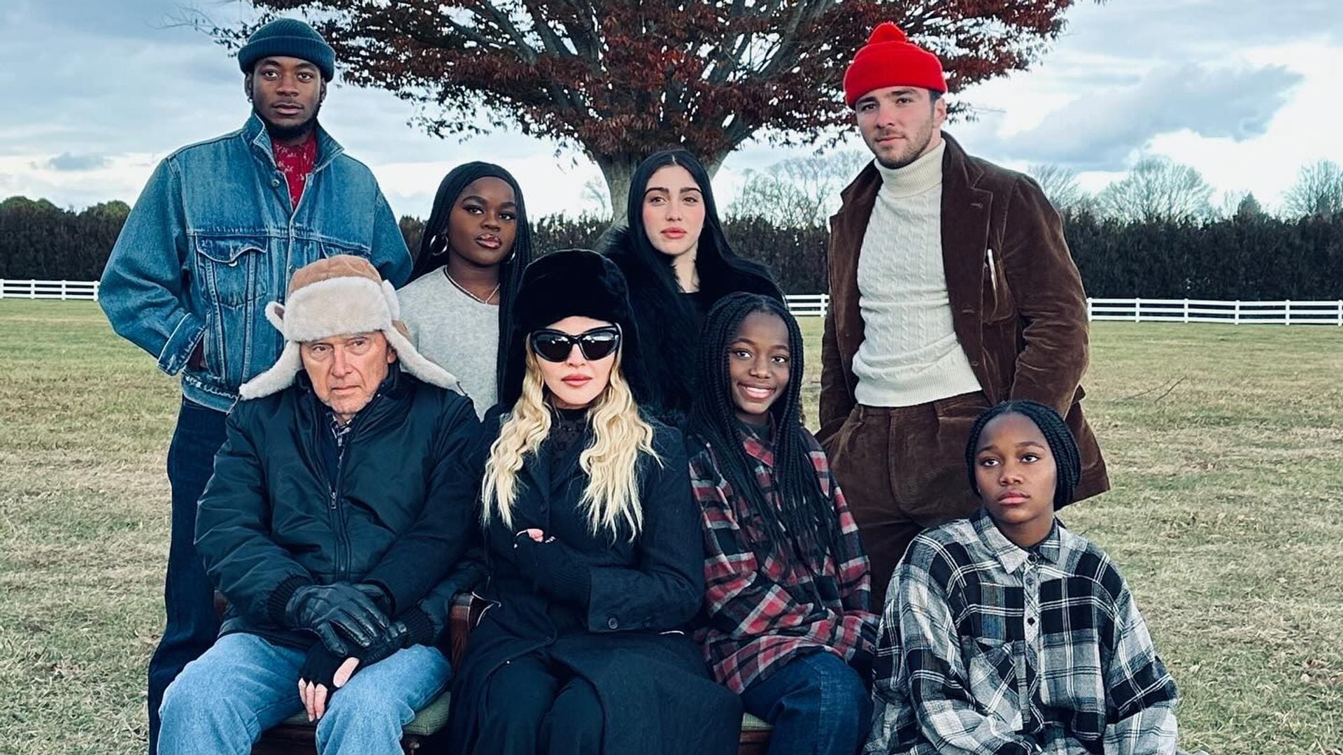 Madonna comparte un posado junto a todos sus hijos y una dedicatoria especial a su propio padre