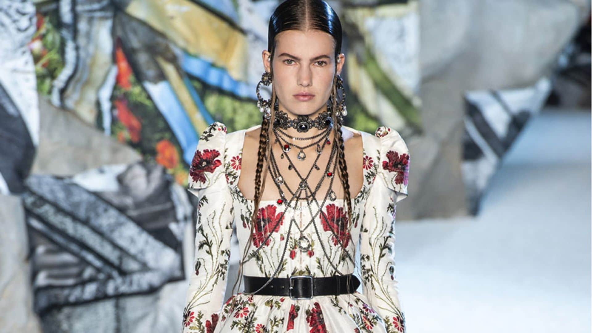 Alexander McQueen rinde tributo a las mujeres fuertes y emocionales